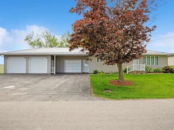 986 Sunshine St, Holy Cross, IA 52053
