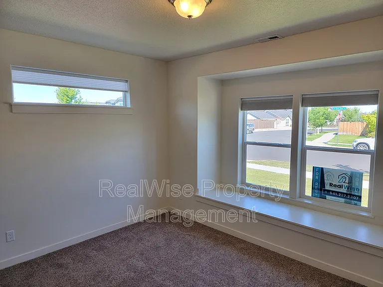 2482 NW Glen Oak Ave — Photo 9