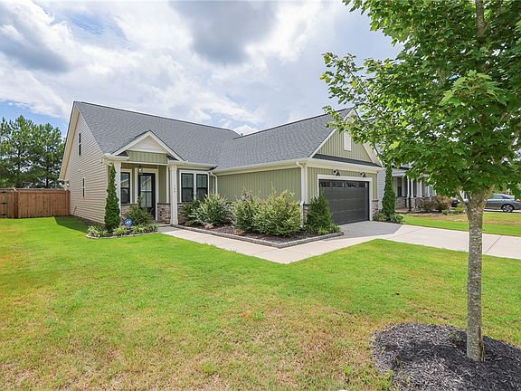 3rd image of 124 Laurel Oak Dr