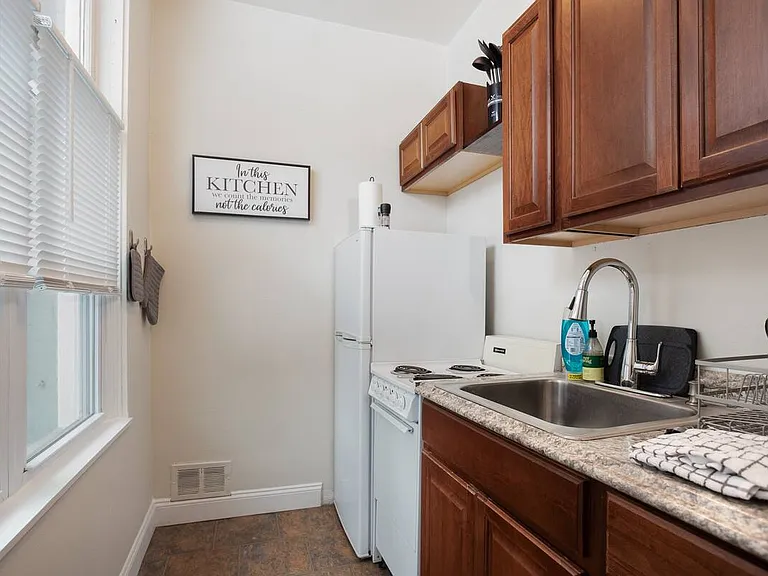 637 Summerlea St #1R — Photo 4