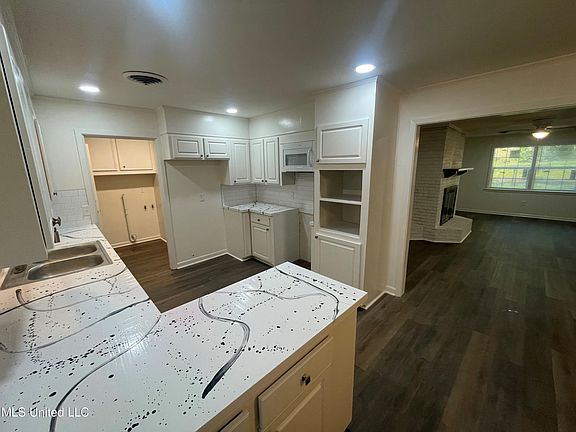 3rd image of 1140 Autumn St