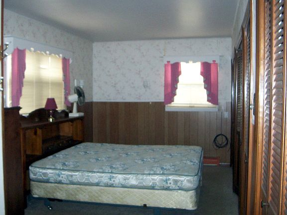 Master Bedroom w Bath