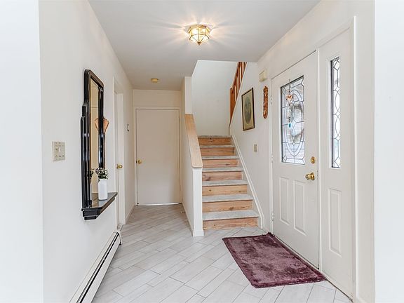 3rd image of 17 Delaware Ct #17