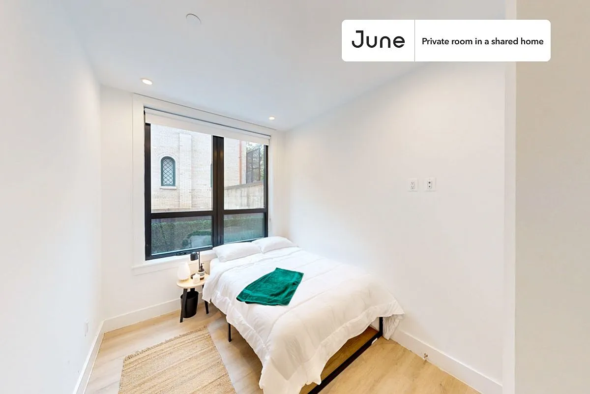 Queen bedroom in 4 bed/2 bath home in Dupont Circle #1902 D — Photo 1