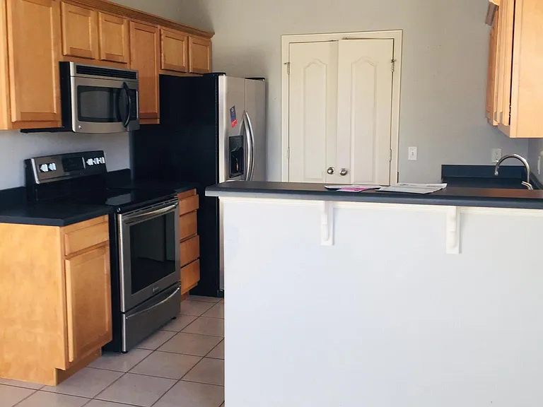 1015 Kensington Dr — Photo 1