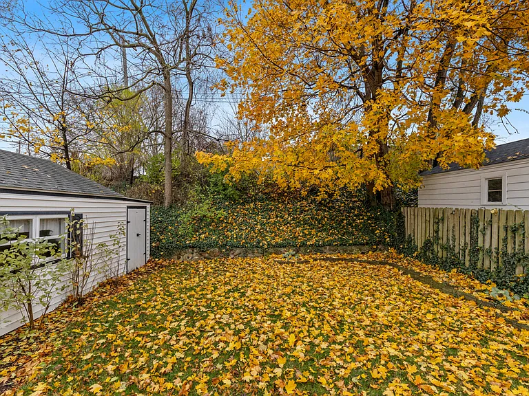 2116 Riverside Dr NE — Photo 15