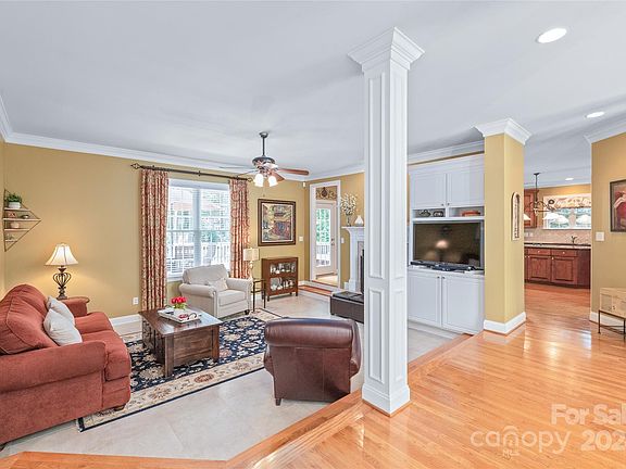5th image of 10323 Crestwood Dr