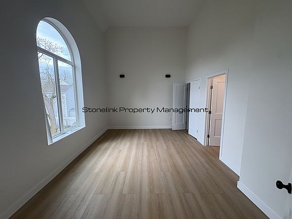 5th image of 265 Manton Ave #301