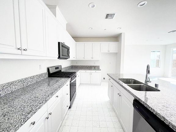 5th image of 3318 Myrtle Dr