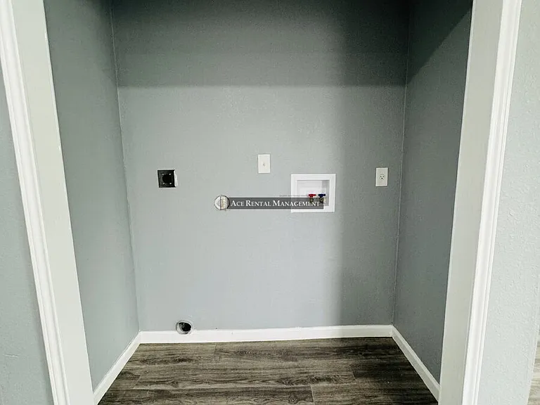 1 E Lutcher Ave #A — Photo 6