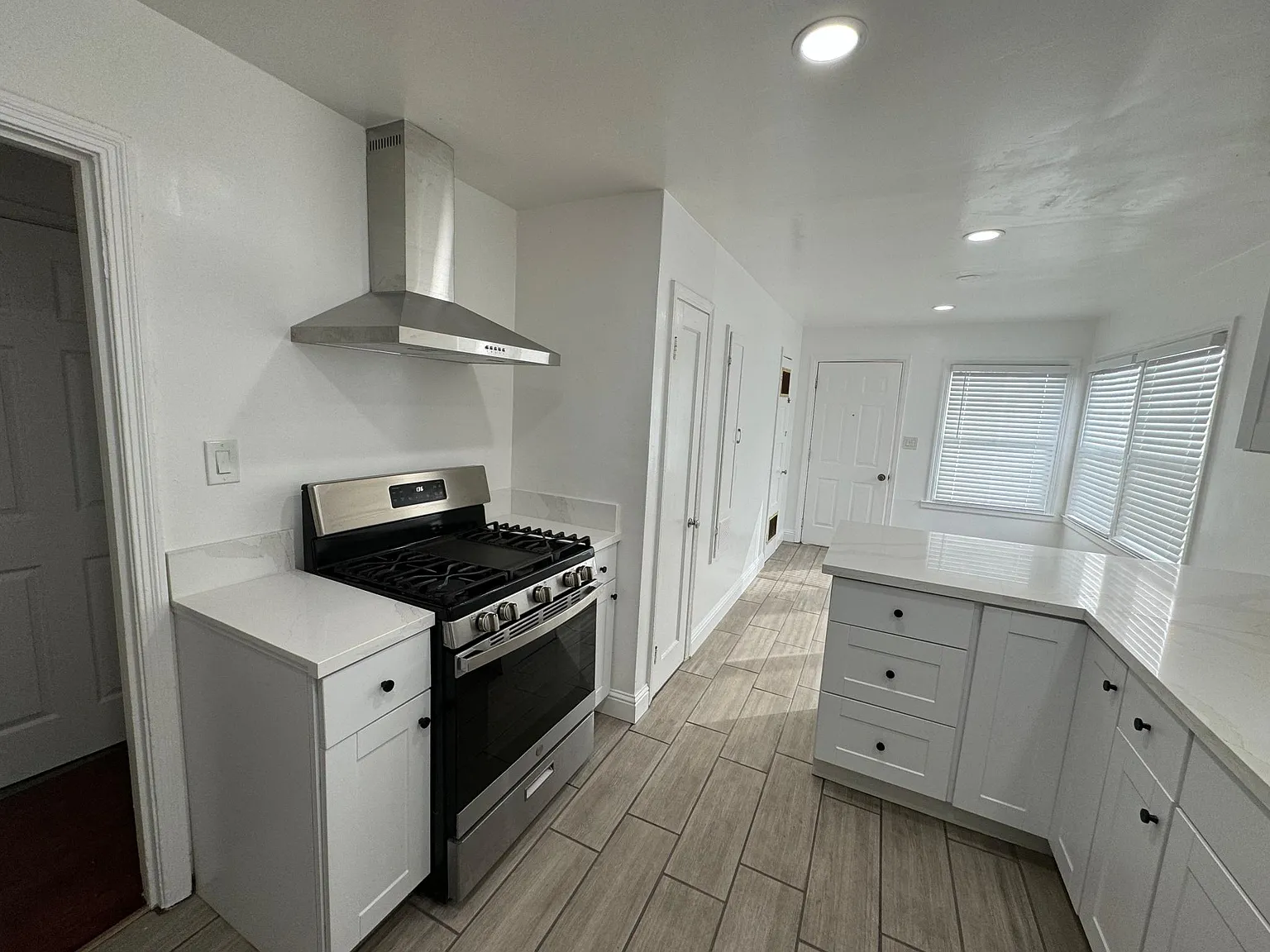 3 bed, 1100 sqft, $3,400 — Photo 2