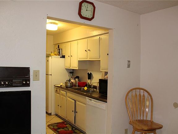 3rd image of 2703-01 Lexington Dr