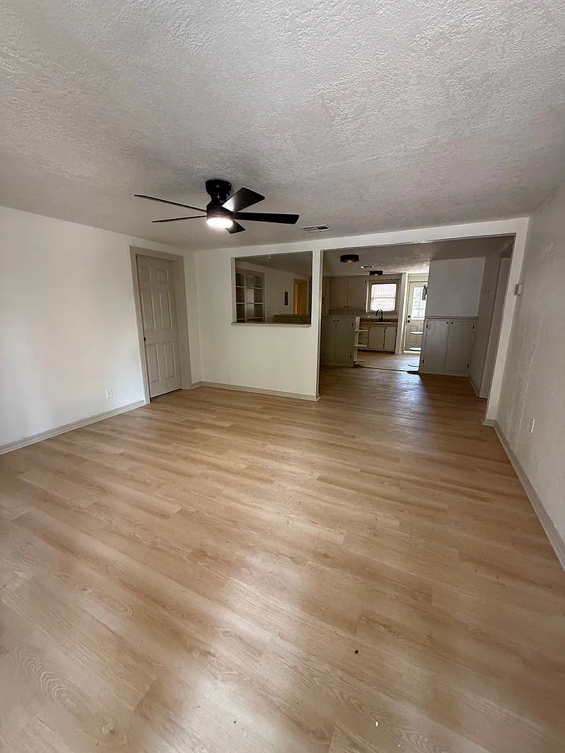 1305 W Ash Ave — Photo 3