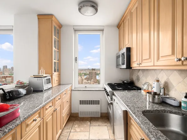 200 East 89th Street image 1 of 8