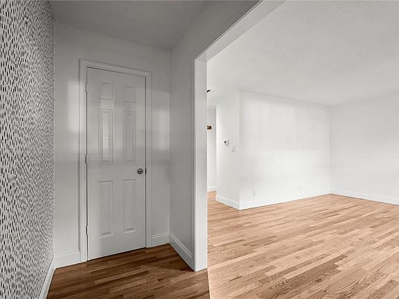 4th image of 9577 Outlook St
