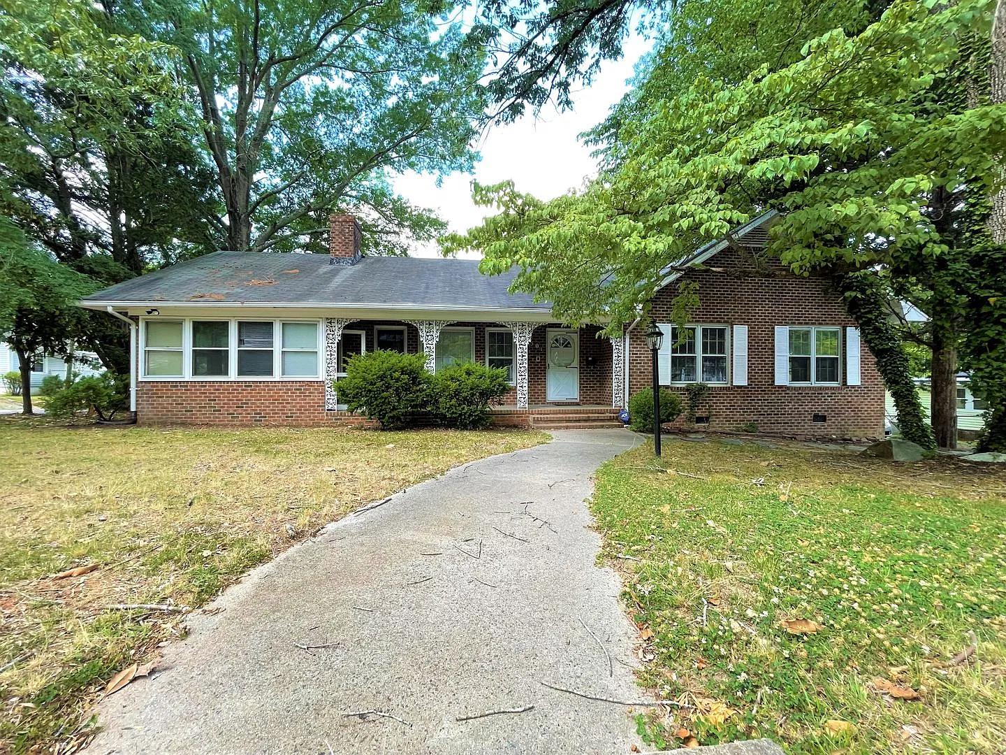 Sweet & Spacious 4br on the northside w/ parking & deck, walking distance to UNC — Photo 1