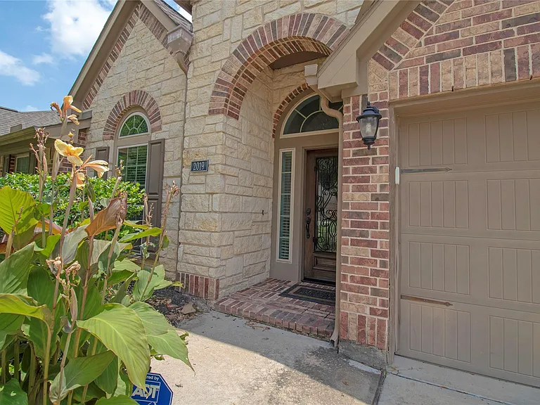 2019 Sunset Springs Dr — Photo 3