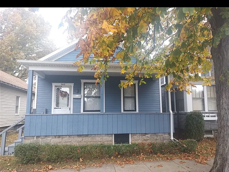 542 E 3rd St — Photo 7