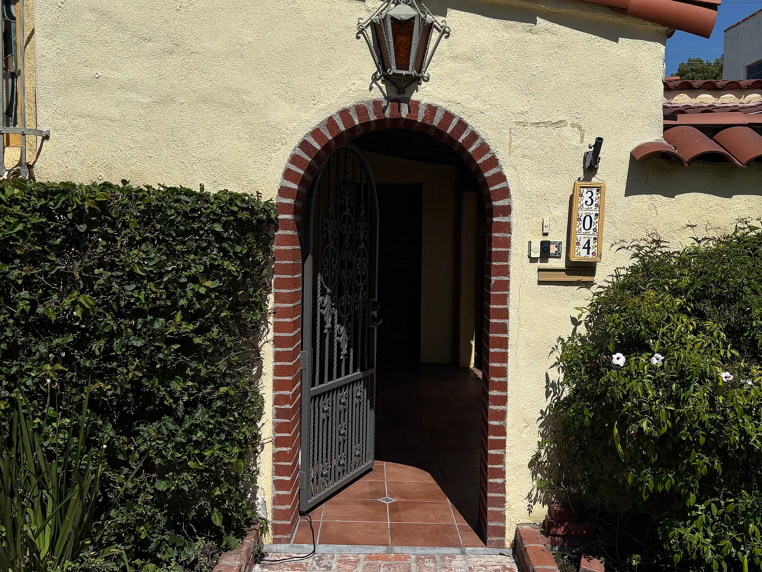 4 bed, 2176 sqft, $9,200 — Photo 3