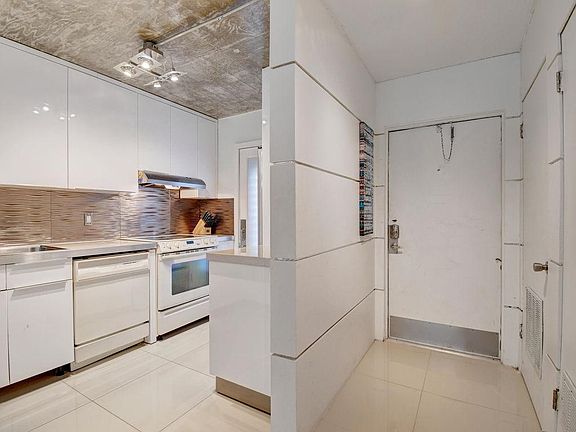 2nd image of 400 SE 10th St APT 302