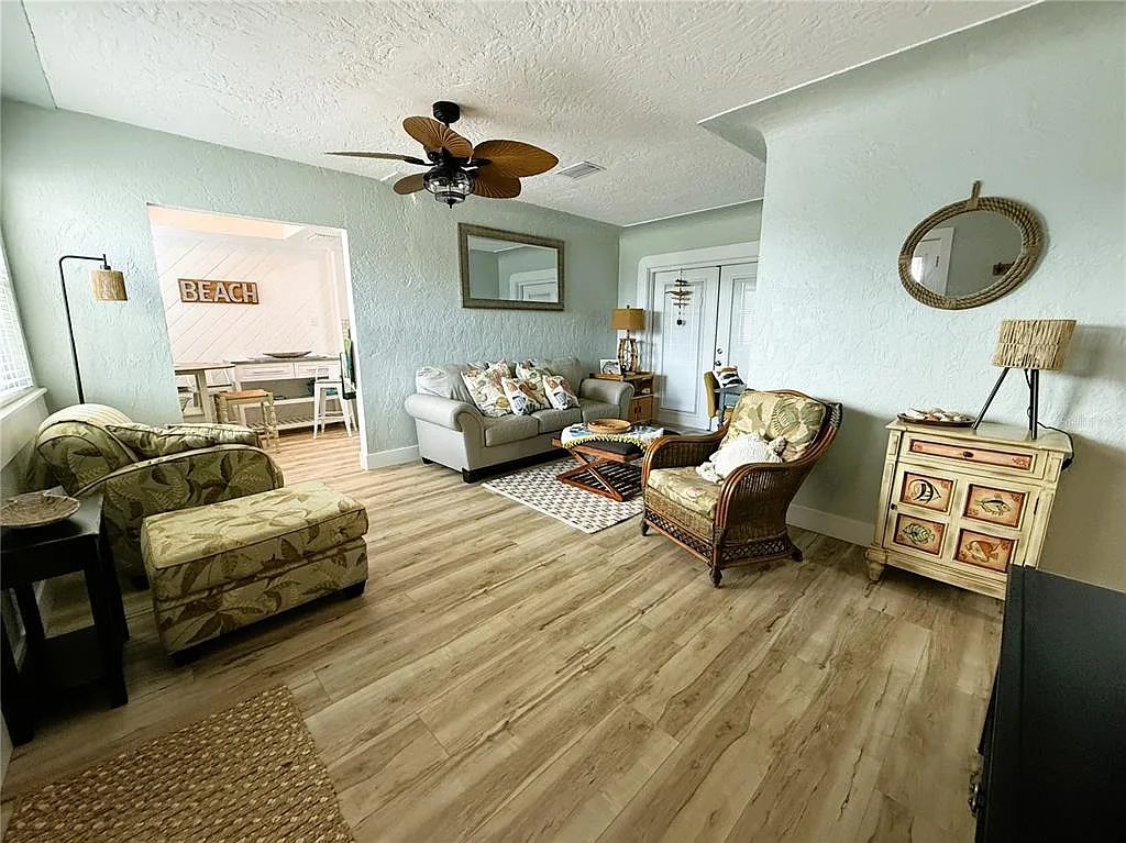 3 bed, 1.0 bath, 971 sqft, $2,500 — Photo 3