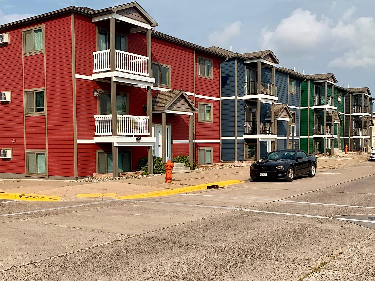 3 bed, 950 sqft, $1,590 — Photo 2