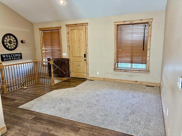 2612 Eastview Dr — Photo 3