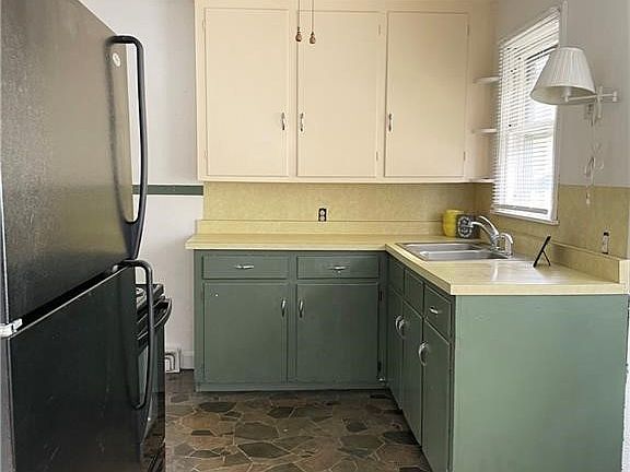 4th image of 560 Beecher St