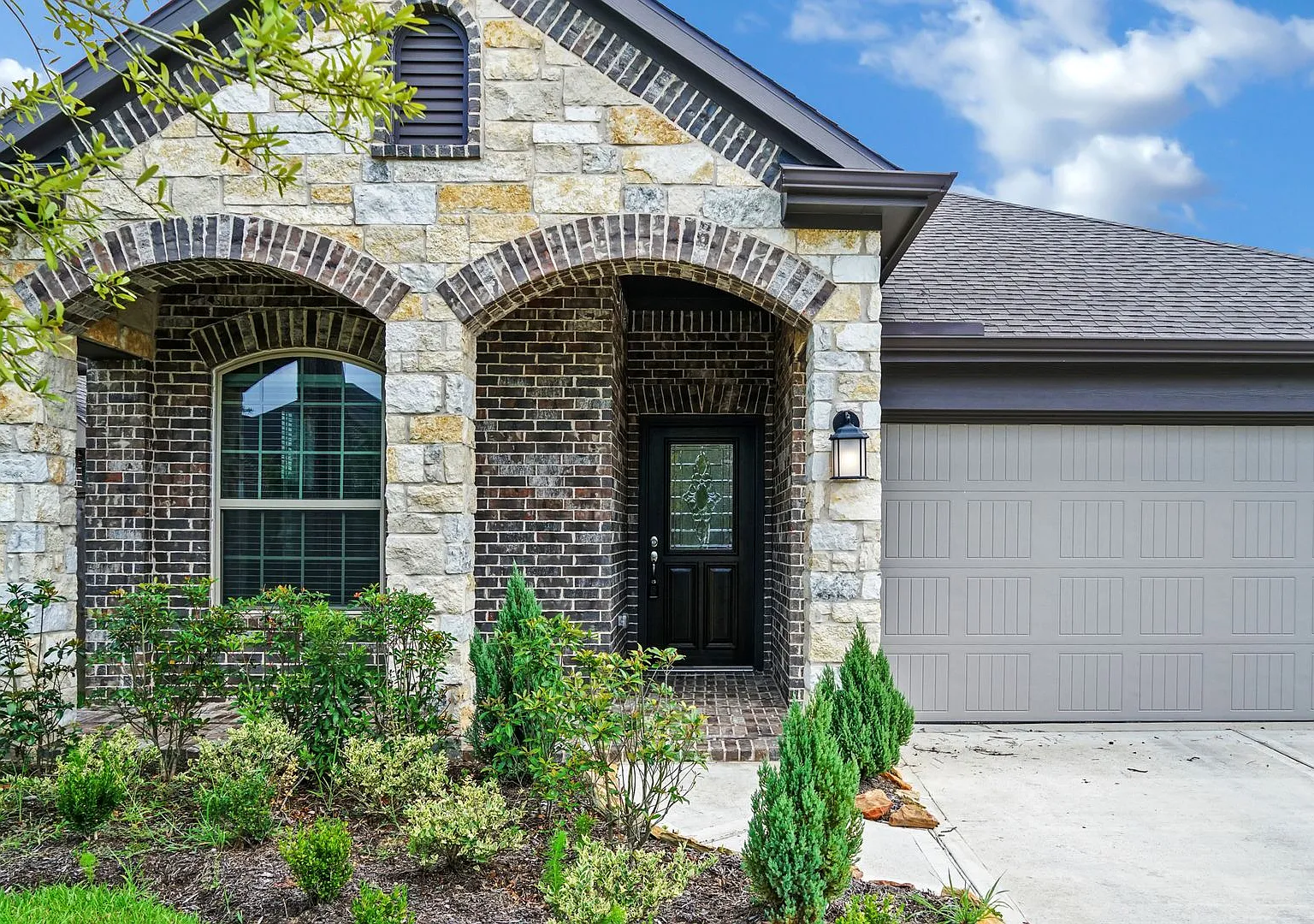 Beautiful home in Woodforest — Photo 2