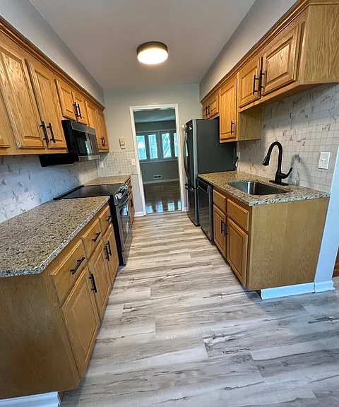 15476 Pennock Ln — Photo 12