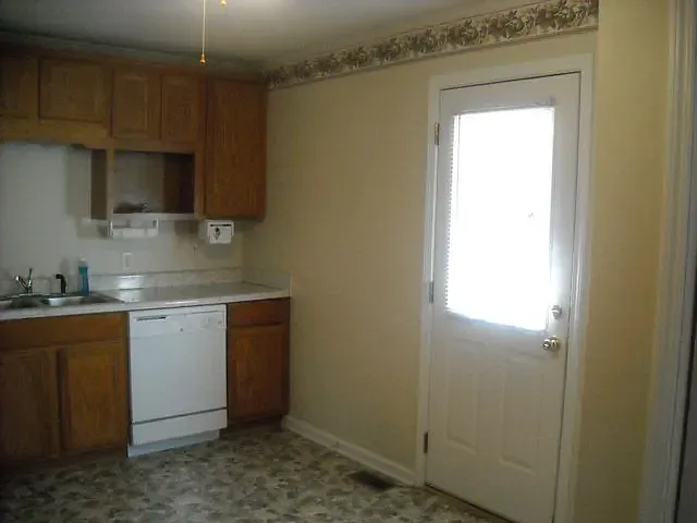 1910 Conway Dr — Photo 7