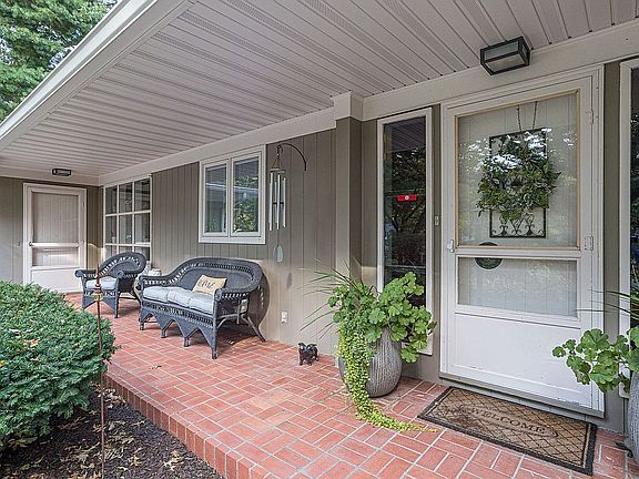 2nd image of 1127 Pineacre Dr