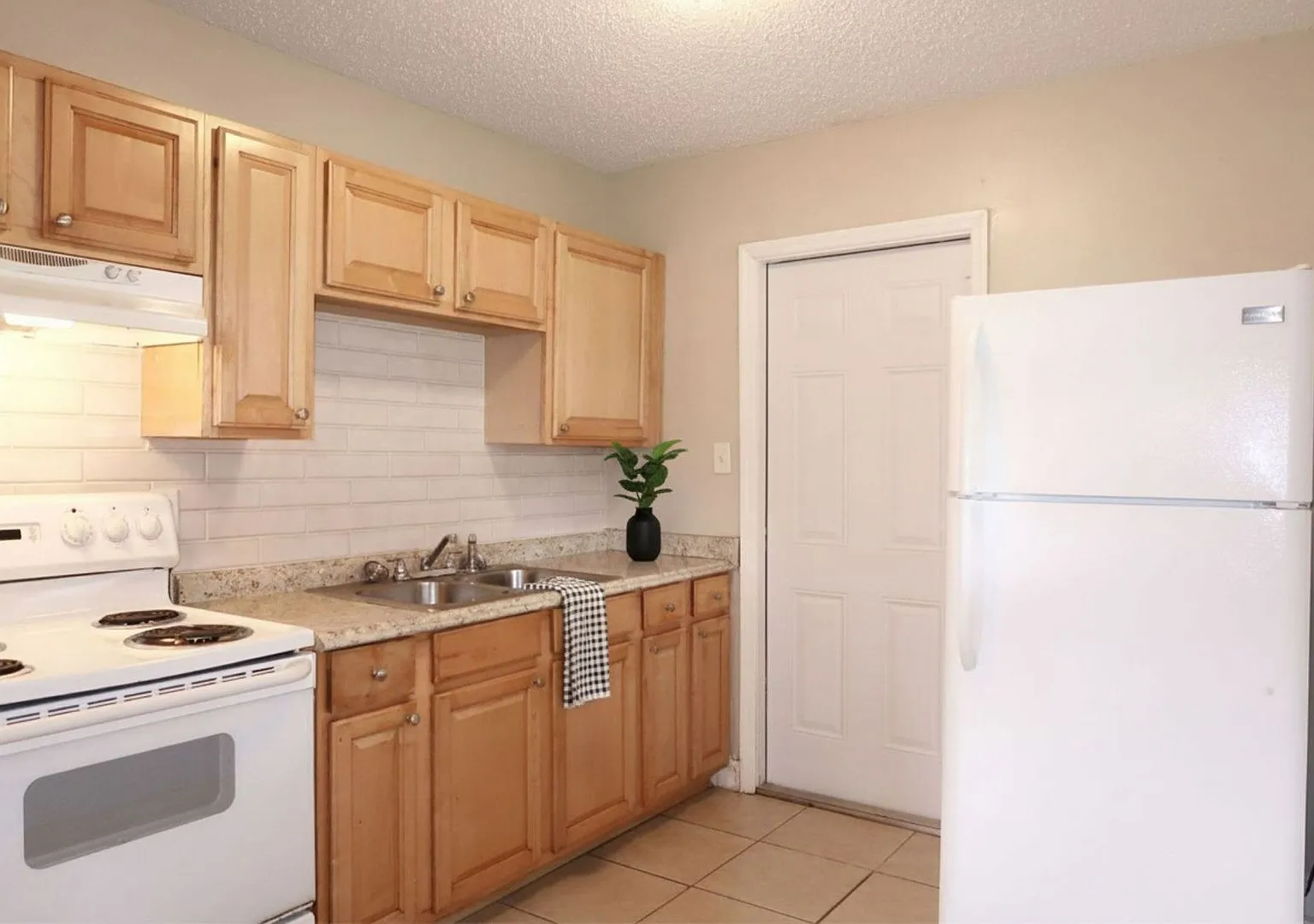 2 Bedroom, 1 Bathroom Home for Rent in West Tampa! — Photo 4