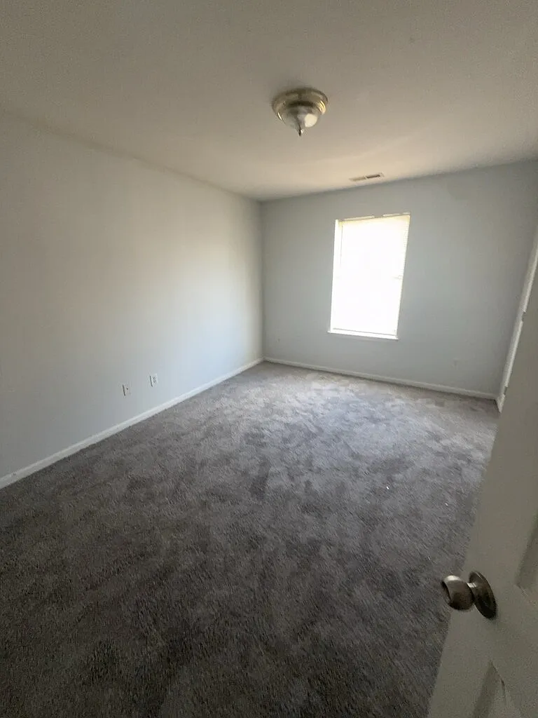 3 bed, 2.5 bath, $1,300 — Photo 4