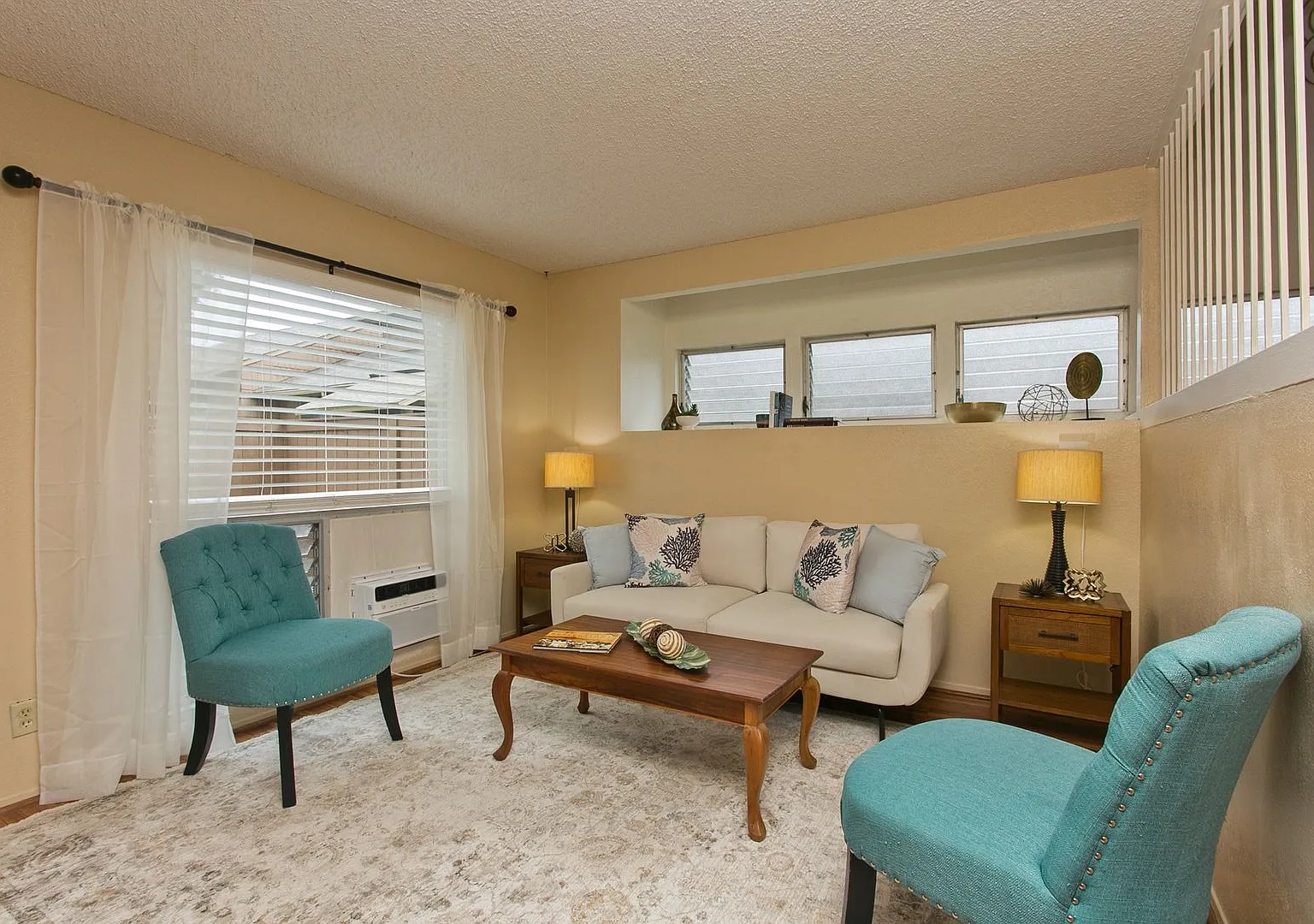 Beautiful 3 bedroom 1 1/2 bath townhome in Pearl City w/2 parking side by side — Photo 2