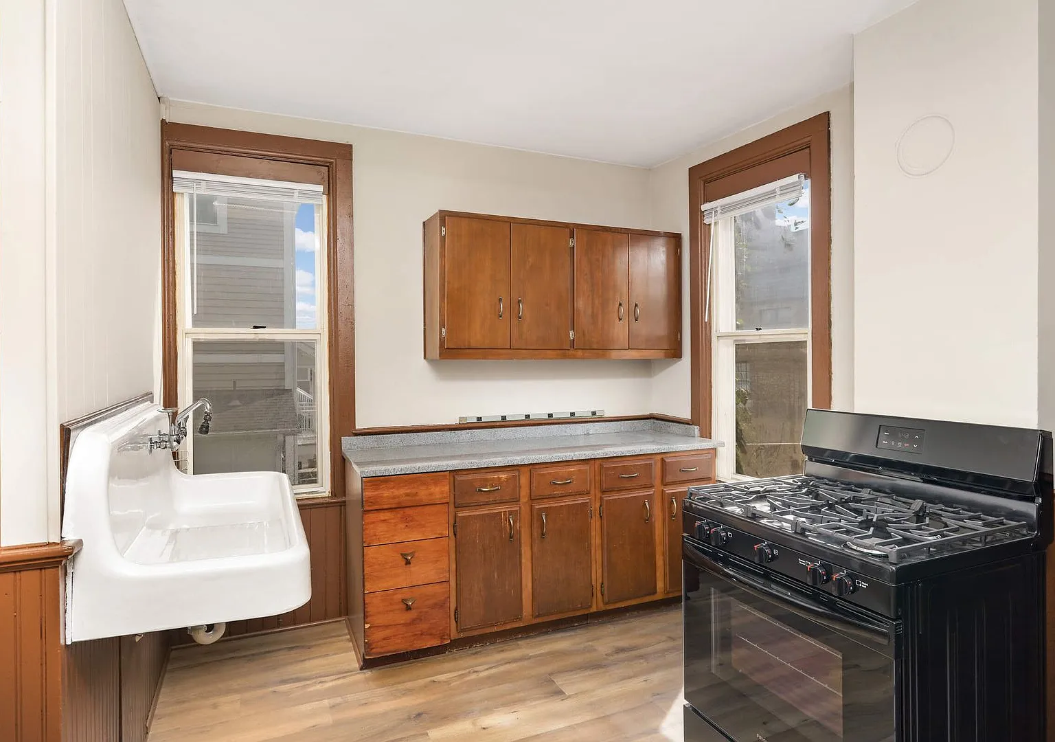 375 Erie Street — Photo 2