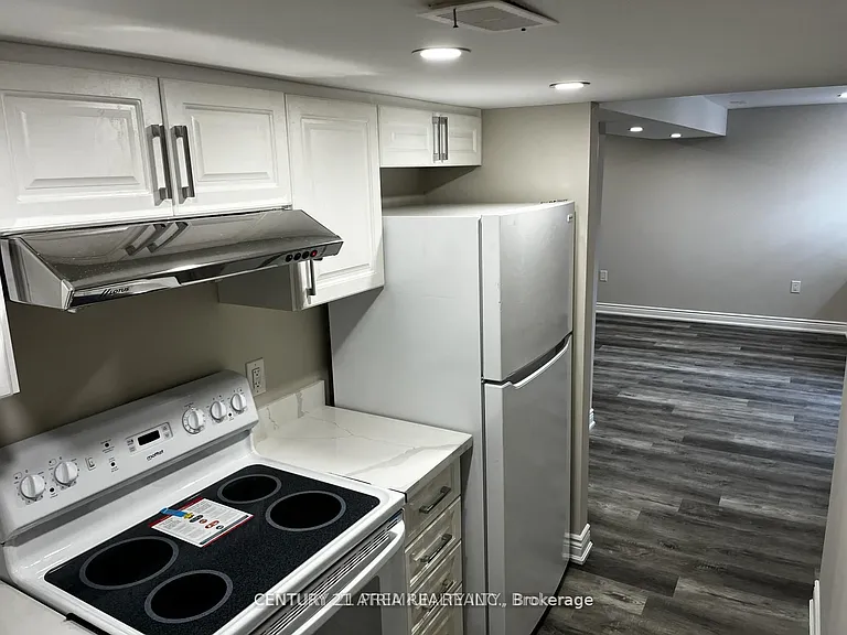 309 Alexander Cres NE — Photo 4