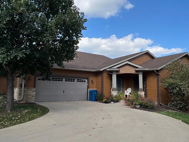 694 Panorama Cir NW — Photo 1