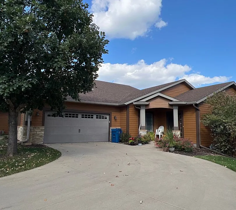 694 Panorama Cir NW