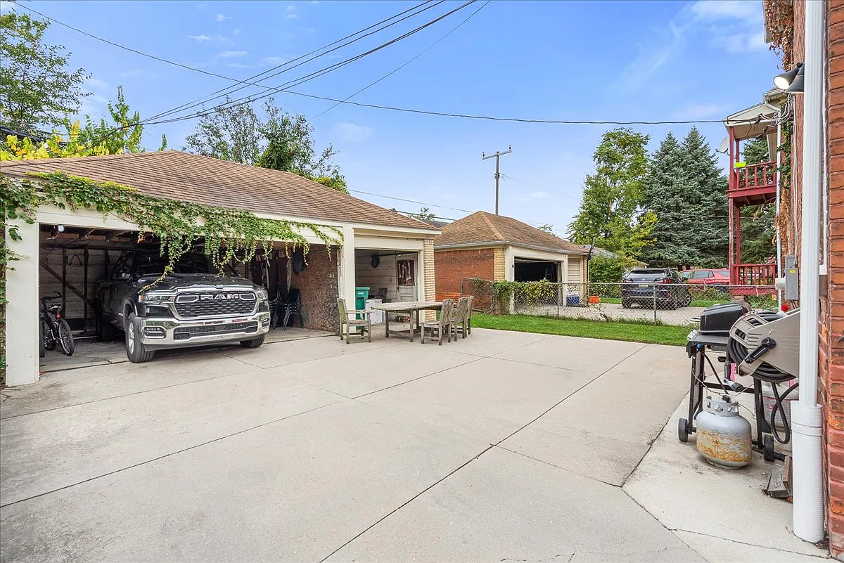 3 bed, 1400 sqft, $1,800 — Photo 1