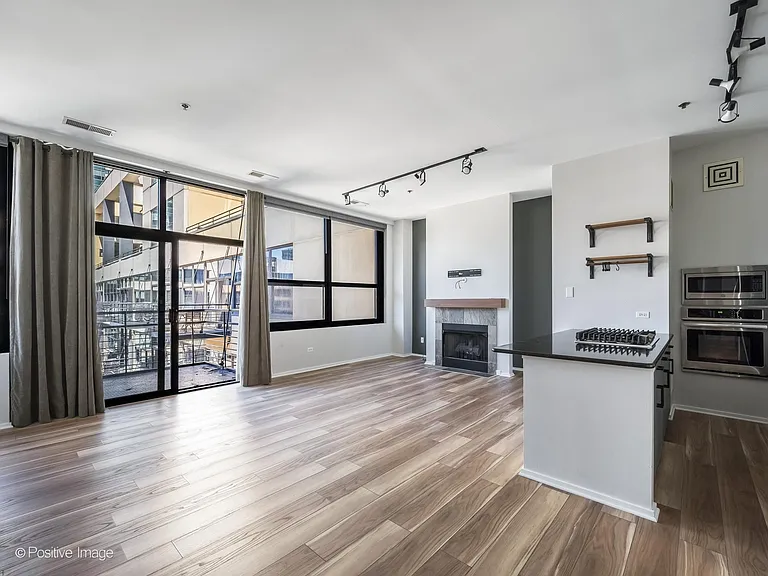 130 S Canal St #820 — Photo 3