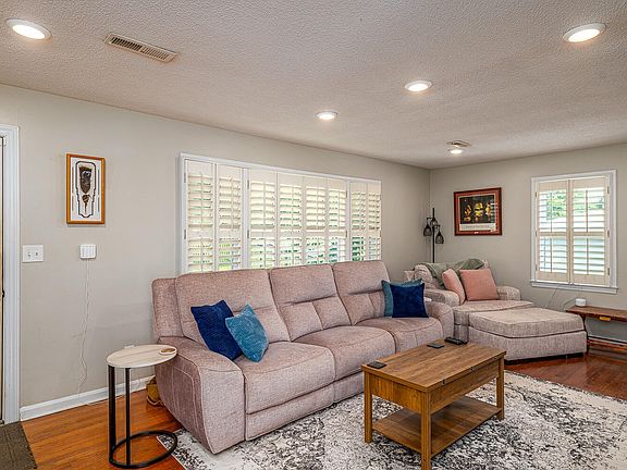 2nd image of 3902 Laird Ln
