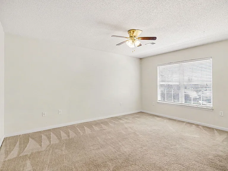 1043 Penny Ln — Photo 12