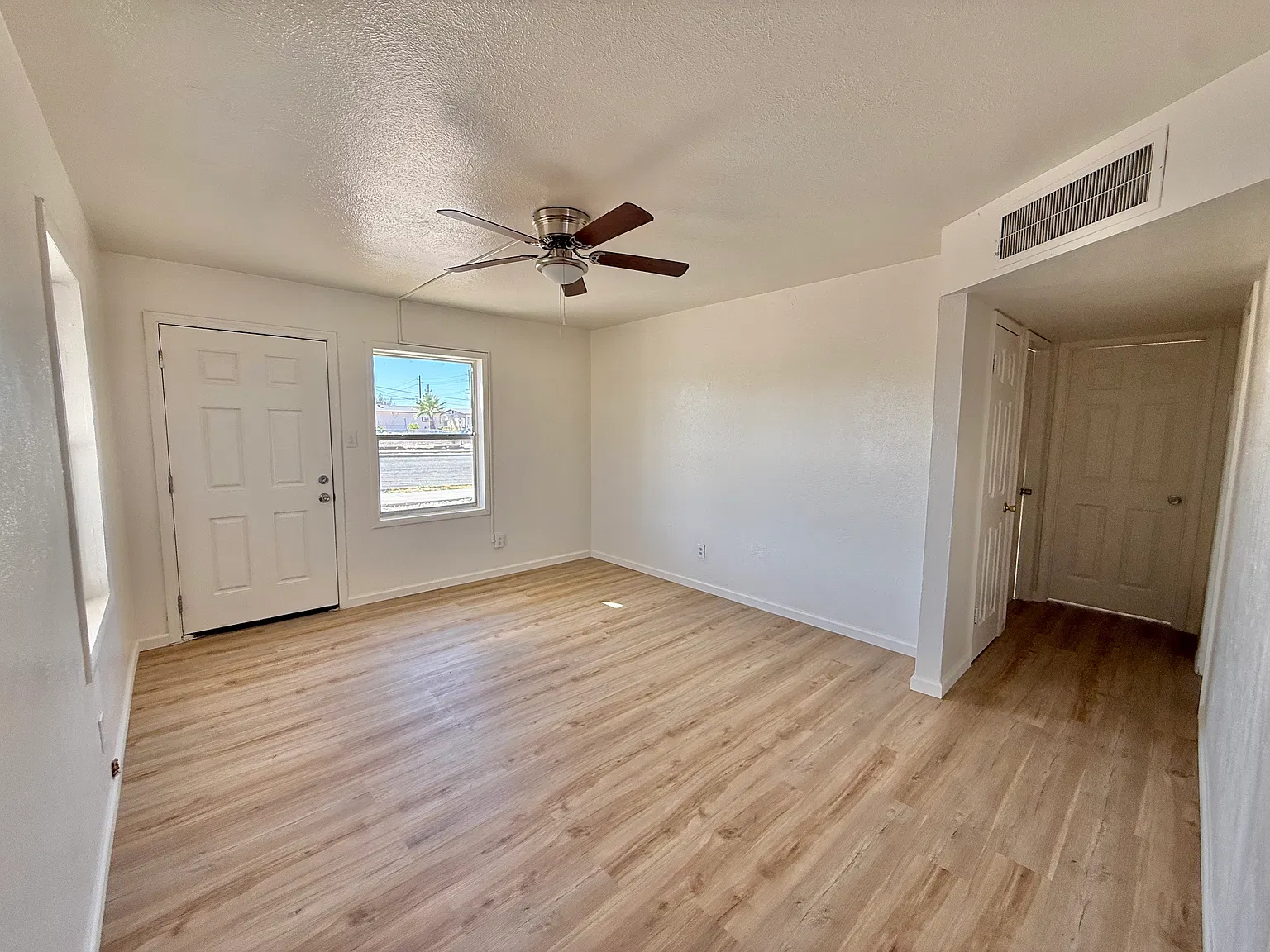 2 bed, 700 sqft, $795 — Photo 2