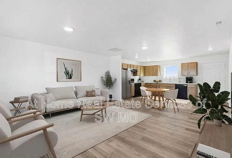 1035 W Madison Dr — Photo 3