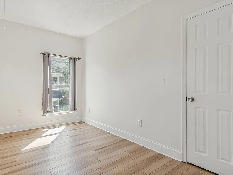 152 N Main St — Photo 24