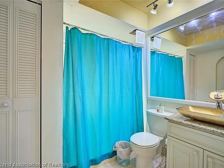 136 Ida Ave — Photo 16