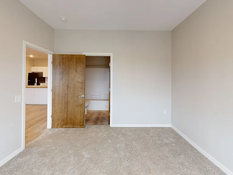 South Pointe Apartments — Photo 11
