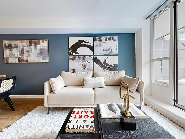 245 Davisville Ave #302 — Photo 4