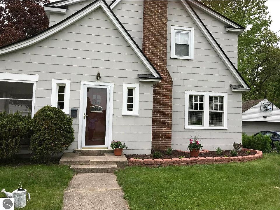 1st image of 227 N 1st St
